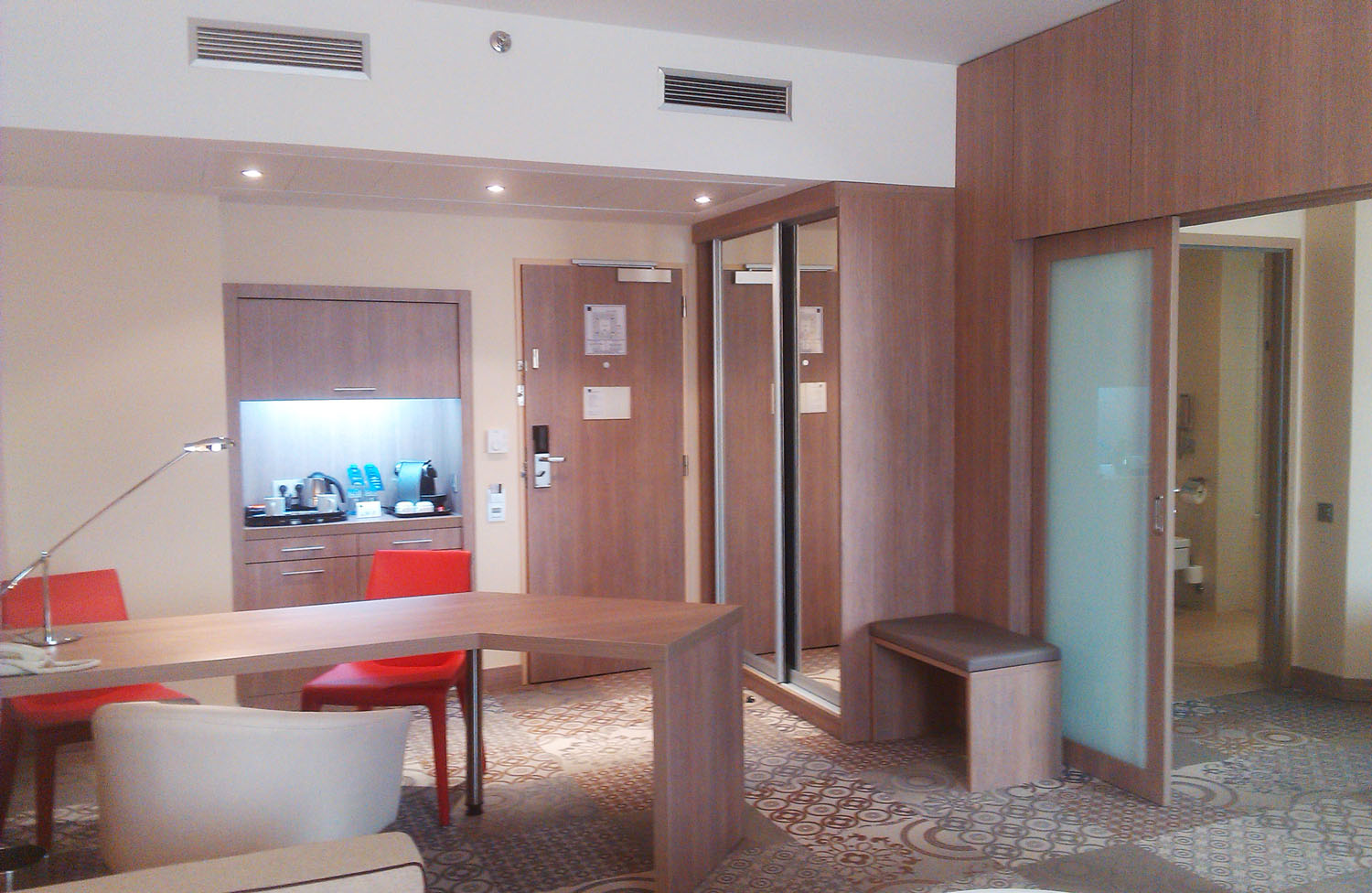 Гостиничная мебель на заказ в Novotel Шереметьево мебель для гостиниц, нестандартная гостиничная мебель, двери-купе в гостинице
