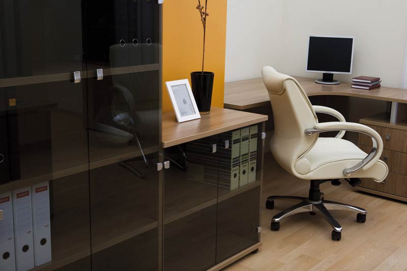 Шкаф со стеклом для офиса серии мебели Vasanta